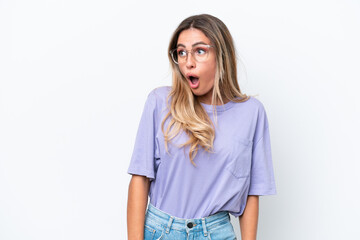Obraz premium Young Uruguayan woman isolated on white background doing surprise gesture while looking to the side