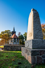 Gefallenendenkmal vor Dorfkirche Altlüdersdorf, Gransee, Brandenburg, Deustchland