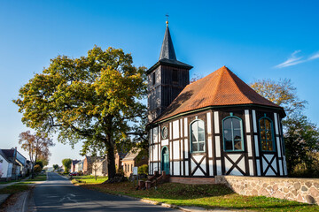 Fototapeta na wymiar Dorfkirche Altlüdersdorf, Gransee, Brandenburg, Deustchland