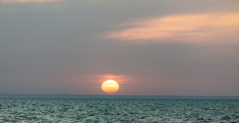 Obraz premium sunset over the lake