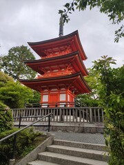 Le Kiyomizu-dera, temple et complexe asiatique et japonais construit à flanc de montagne, avec un...