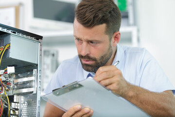 a man recording a pc problem