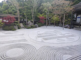 Jardin d'un monastère japonais au mont Koya, avec ruisseau d'eau, sa zone de pierres et de dessins...