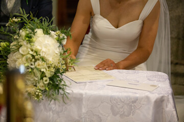 Obraz na płótnie Canvas bride signing a marriage schedule, 