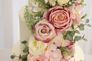 wedding bouquet of roses, on a wedding cake.
