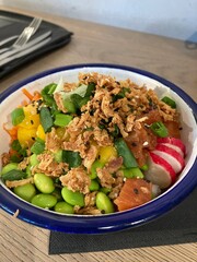 Poke bowl au saumon