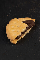 crispy cookies with chocolate filling between cookies