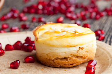 mini cheesecake with berry jam filling