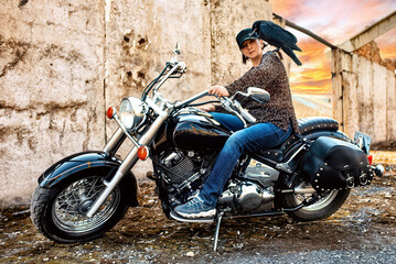 Fototapeta na wymiar Girl on a motorcycle with a raven.