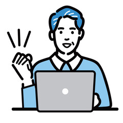 ラップトップの前に座って笑顔でガッツポーズをしている中年男性
