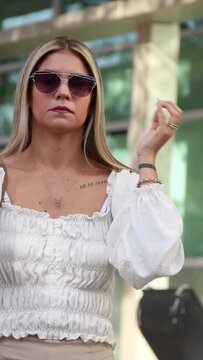 mujer latina en tarde de verano mira a c&aacute;mara y sonr&iacute;e