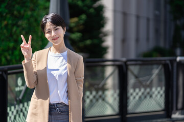 2つ　手　ジェスチャー　女性
