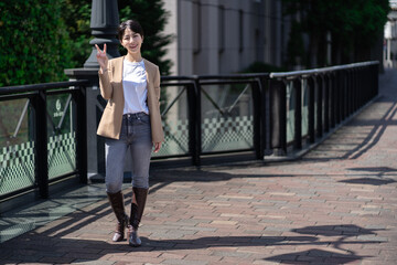 2つ　手　ジェスチャー　女性