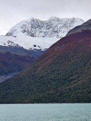 montaña nevada con colores otoñales