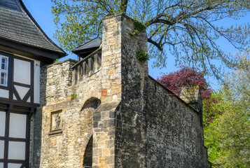 Fototapeta na wymiar Fachwerkhaus und mittelalterliches Tor in der Altstadt von Goslar