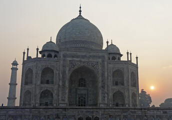Fototapeta na wymiar Sunrise at the Taj Mahal, Agra
