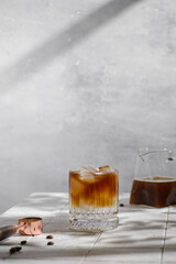 espresso tonic preparation with ice