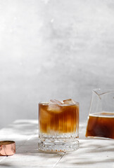espresso tonic preparation with ice