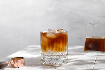 espresso tonic preparation with ice