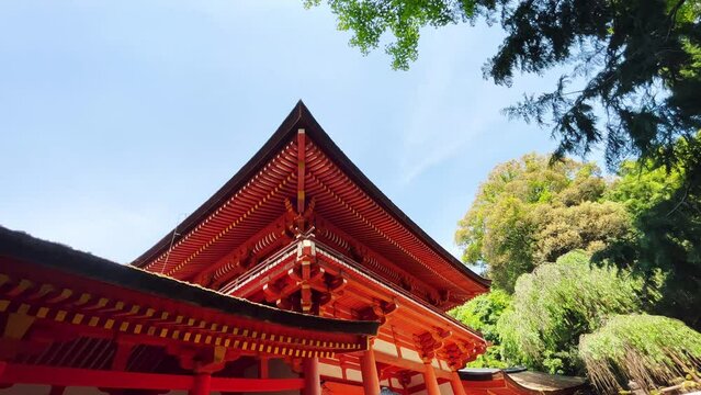 春日大社南門と苔の付いた複数の石灯篭