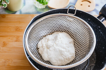 練り上げたモッツァレラチーズ