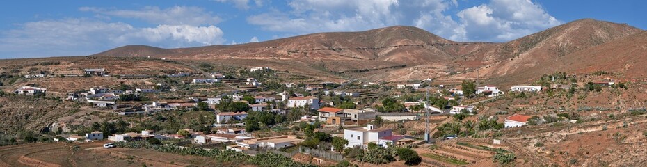 Fototapeta na wymiar Betancuria, Fuerteventura, Kanarische Inseln, Spanien - extra breites Panorama des ganzen Ortes mit umliegenden Bergen