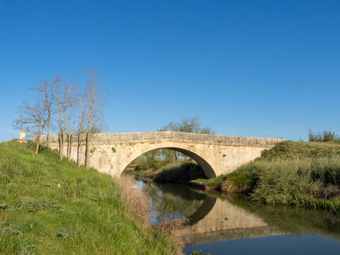 Puente de Carrecalzada (siglo XVIII), sobre el Canal de Castilla. Melgar de Fernamental, Burgos, Espa&ntilde;a.