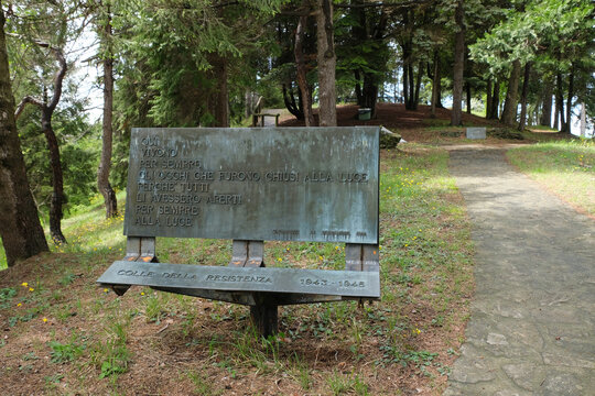 La targa con la poesia di Giuseppe Ungaretti al Colle della Resistenza di Bossolasco in provincia di Cuneo, Piemonte, Italia.