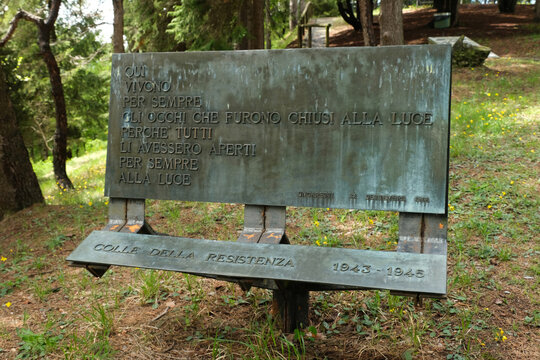 La targa con la poesia di Giuseppe Ungaretti al Colle della Resistenza di Bossolasco in provincia di Cuneo, Piemonte, Italia.