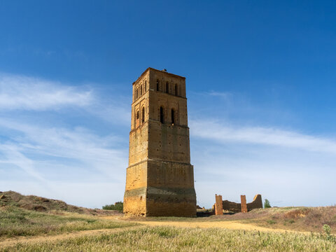 Torre mudéjar, de ladrillo y mampostería, de la antigua iglesia de San Cipriano en el despoblado de Villacreces. Santervás de Campos, Valladolid, España