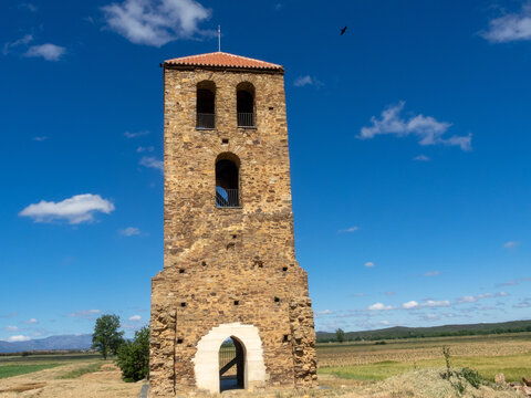 Torre de origen romano (siglo II), procedente de Fresno de la Valduerna. Villamontan de la Valduerna, Le&oacute;n, Espa&ntilde;a.