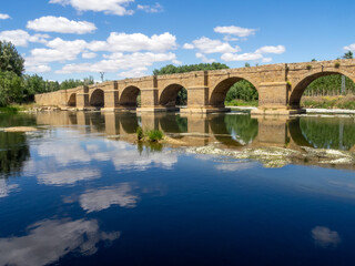 Fototapeta na wymiar Puente medieval de Castrogonzalo (siglo XII), sobre el río Esla. Zamora, Castilla y León, España.