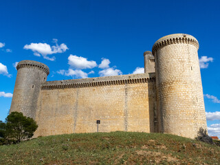 Fototapeta na wymiar Castillo de Torrelobatón (siglo XIII). Fue declarado Patrimonio Histórico en 1949. Valladolid, Castilla y León, España.