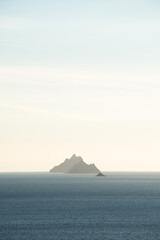 Naklejka na ściany i meble islas en medio del mar tonos azules niebla
