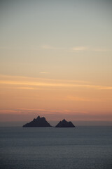 Fototapeta na wymiar islas al atardecer en medio del mar cielo naranja anaranjado