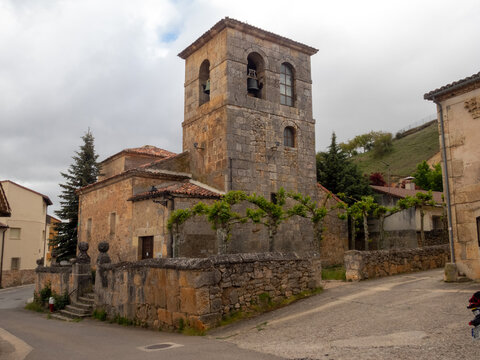 Iglesia parroquial de Pe&ntilde;alba de Castro. Est&aacute; realizado con piedras de la vecina ciudad romana de Clunia. Burgos, Castilla y Le&oacute;n, Espa&ntilde;a.