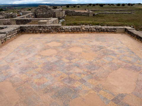 Yacimiento arqueológico de Clunia Sulpicia (siglo I a.C. - siglo X d.C.). Mosaicos romanos al aire libre. Peñalba de Castro, Burgos, España.