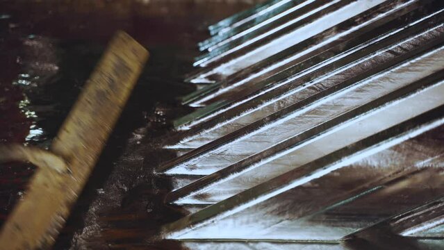 Metal galvanizing process, working processes of hot-dip galvanizing plant, metal production