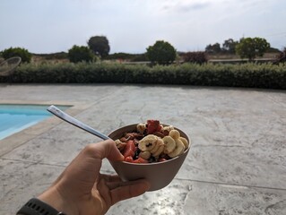 Obraz premium Healthy Breakfast during Holiday. Oats, Berries, Banana and Nuts. Perfect for a good start of the day!