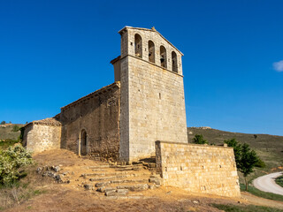 Fototapeta na wymiar Iglesia románica de San Pedro Apóstol (Siglos XII-XIII). Perdices, Soria, España.