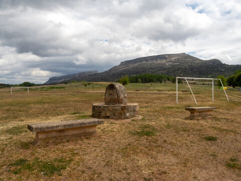 Un precario campo de f&uacute;tbol improvisado en medio de una monta&ntilde;a en plena naturaleza. Soria, Castilla y Le&oacute;n, Espa&ntilde;a.