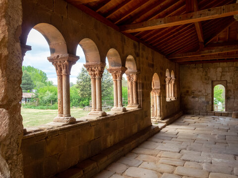 Galería porticada de la iglesia de la Asunción de Nuestra Señora (siglo XII). Joya románica. Jaramillo de la Fuente, Sierra de la Demanda, Burgos.
