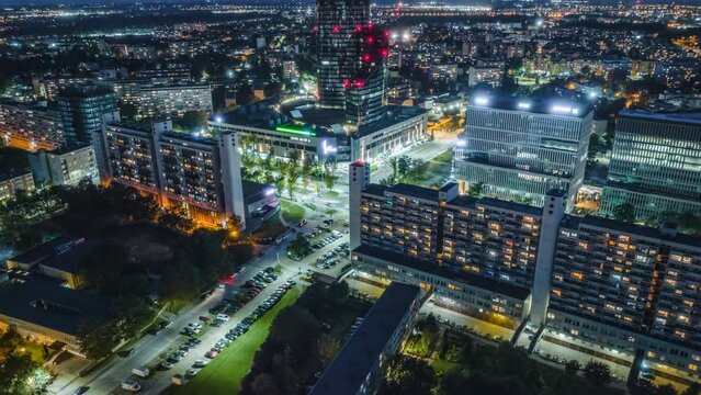 Wrocław nocny hyperlapse z drona ze skytower.