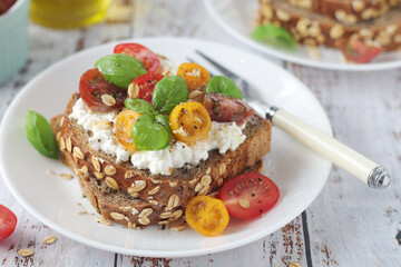Sandwiches with cherry tomatoes and cottage cheese