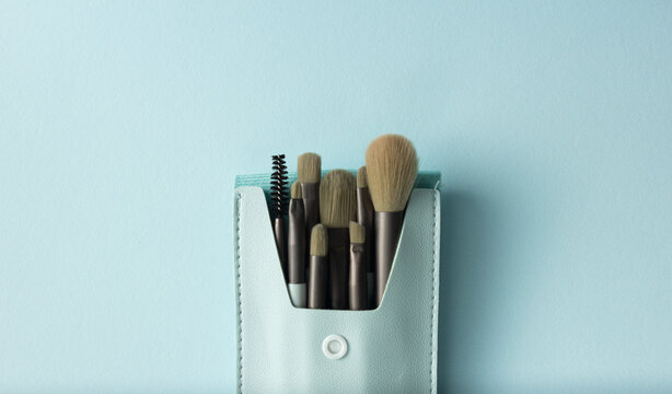 Estuche con brochas para maquillaje color celeste