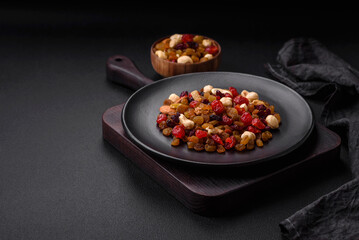 Mix of roasted cashews, hazelnuts and walnuts with dried cranberries and raisins