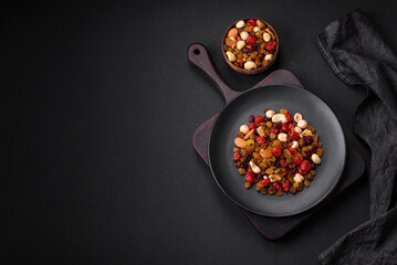 Mix of roasted cashews, hazelnuts and walnuts with dried cranberries and raisins