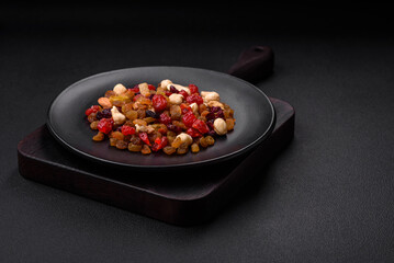 Mix of roasted cashews, hazelnuts and walnuts with dried cranberries and raisins