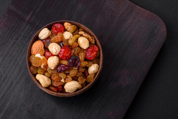 Mix of roasted cashews, hazelnuts and walnuts with dried cranberries and raisins