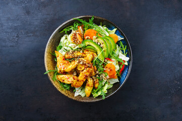 Traditionaler deutscher Eisberg und italienischer Rucola Salat serviert mit Hähnchen, Avocado und...